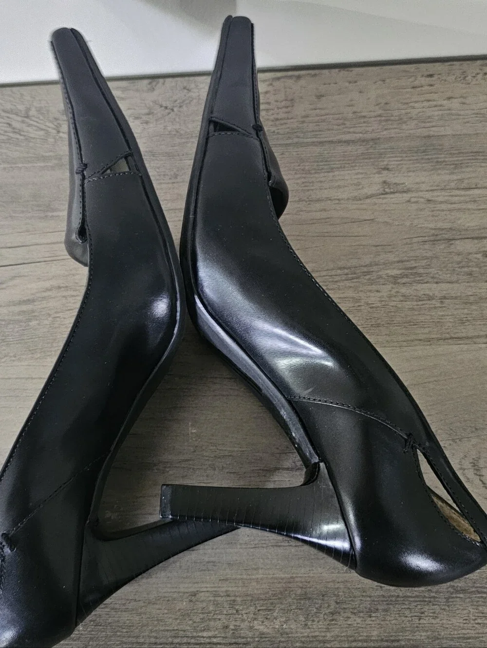 UNISA Black Leather Pointed Toe Mid Heel Pumps 9 1/2